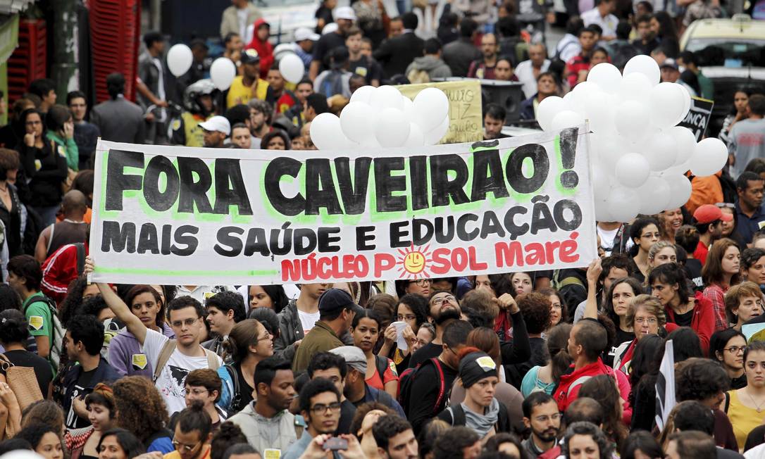 Moradores da Comunidade da Maré protestam contra a violência policial Foto: Domingos Peixoto / Agência O Globo