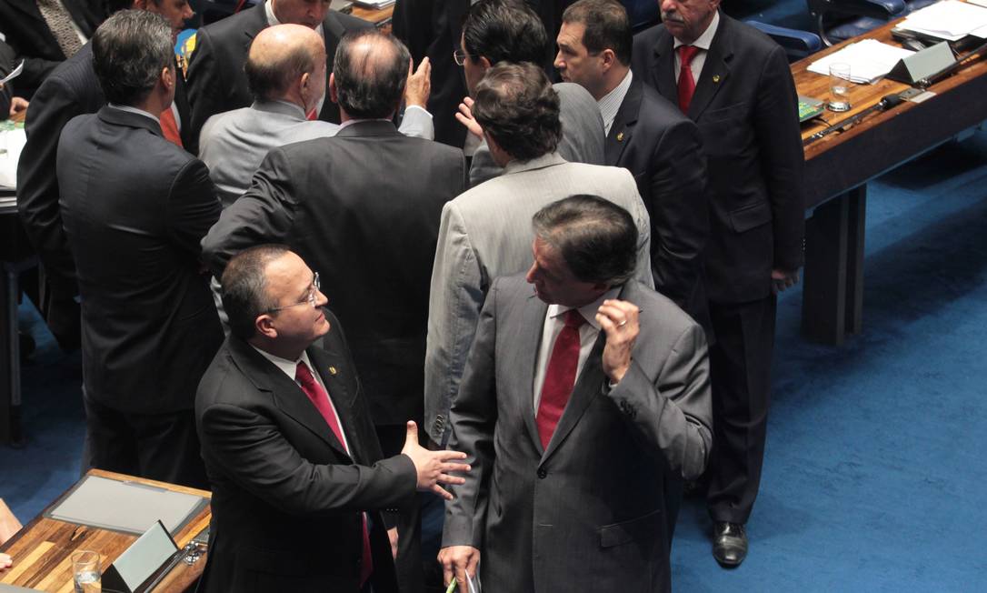 
Senadores após aprovação de projeto da Ficha Limpa para cargos comissionados
Foto: Givaldo Barbosa / Agência O Globo