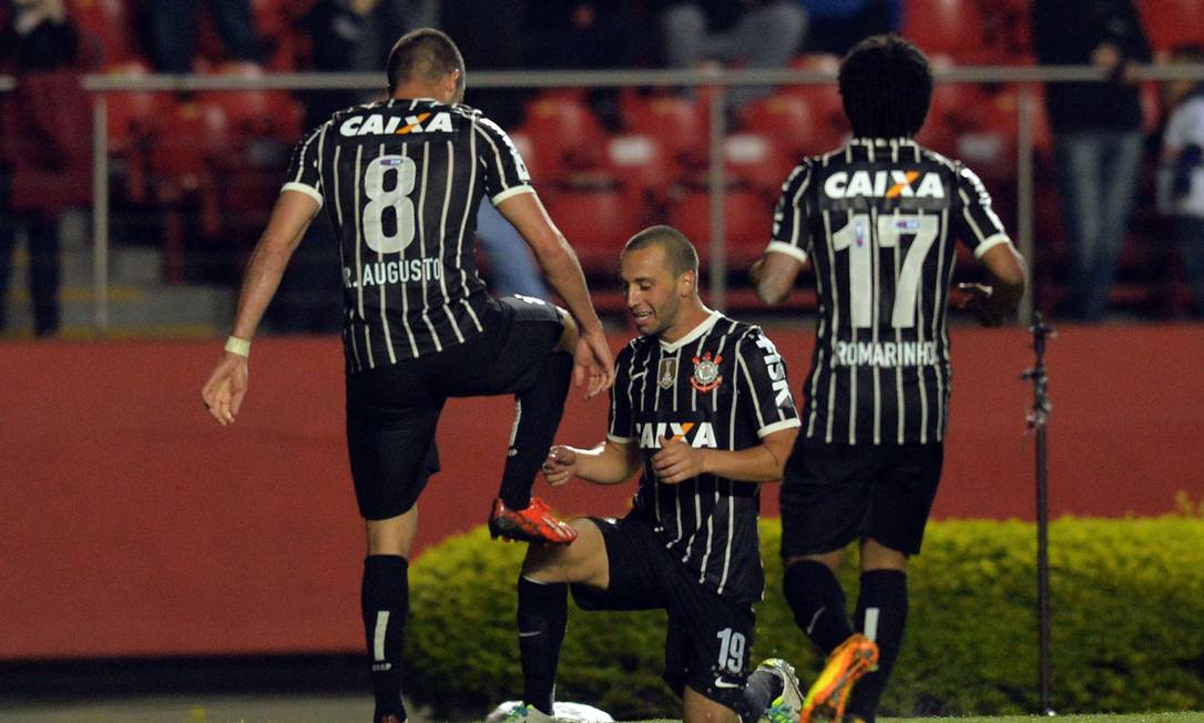 SAO PAULO - SP - 21/11/2016 - BRASILEIRO A 2016/CORINTHIANS X INTERNACIONAL  - Marlone do Corinthians comemora seu gol durante partida contra o  Internacional pelo Campeonato Brasileiro A 2016 na Arena Corinthians.