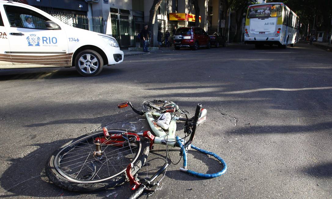 A bicicleta do ciclista ficou destruída Foto: Pablo Jacob / Agência O Globo