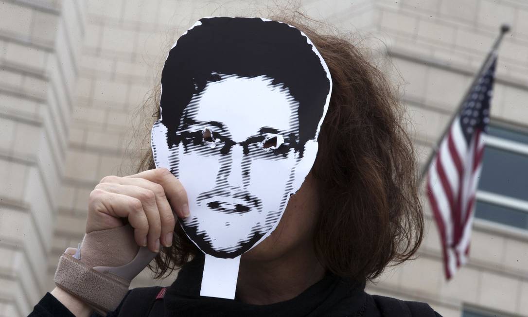 
Mulher segura retrato de Edward Snowden, o ex-técnico da CIA que denunciou os sistemas de espionagem dos EUA
Foto:
THOMAS PETER
/
Reuters
