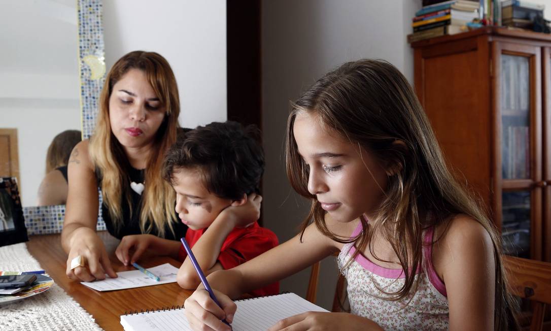 
Escritora de livros infantis, Flavia Beck defende o ensino domiciliar dos filhos Rafael, de 6 anos, e Gabriela, de 10
Foto: Agência O Globo / Fabio Rossi