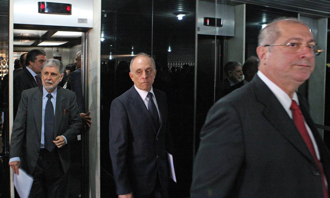 
Ministros após a reunião de emergência Palácio da Justiça
Foto: André Coelho / Agência O Globo