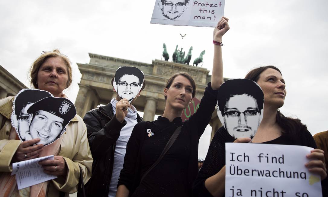 
Manifestantes protestam em apoio a Edward Snowden em Berlim
Foto: THOMAS PETER / Reuters