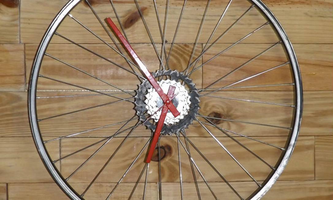 
Roda de bicicleta velha ganha ponteiros vermelhos e vira um belo relógio de parede
Foto: Reprodução internet/ Homens da Casa