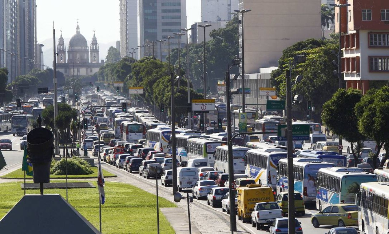 A Avenida Presidente Vargas congestionada no sentido Candelária, na manhã desta quinta-feira Foto: Pablo Jacob / Agência O Globo