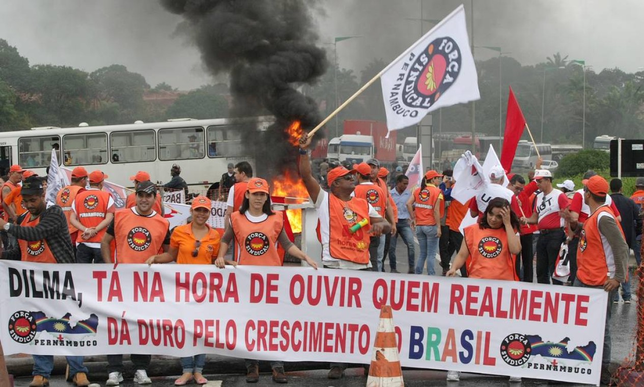 Trabalhadores ligados aos centrais sindicais fecham a principal entrada para o porto de Suape, em Pernambuco Foto: Hans von Manteuffel / Agência O Globo