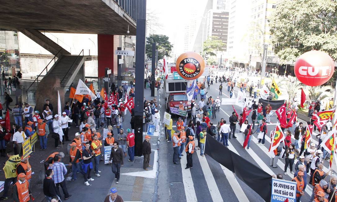 
Paralisação bloqueia a Avenida Paulista
Foto: Eliaria Andrade / Agência O Globo