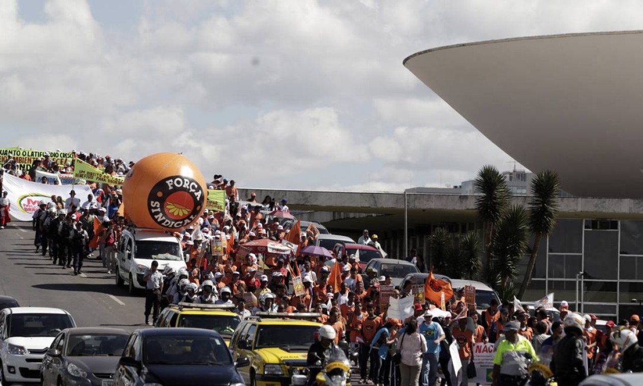 Principais Centrais Sindicais fazem passeata na Esplanada dos Ministérios, em Brasília para marcar o Dia Nacional de Lutas Foto: Jorge William / Agência O Globo