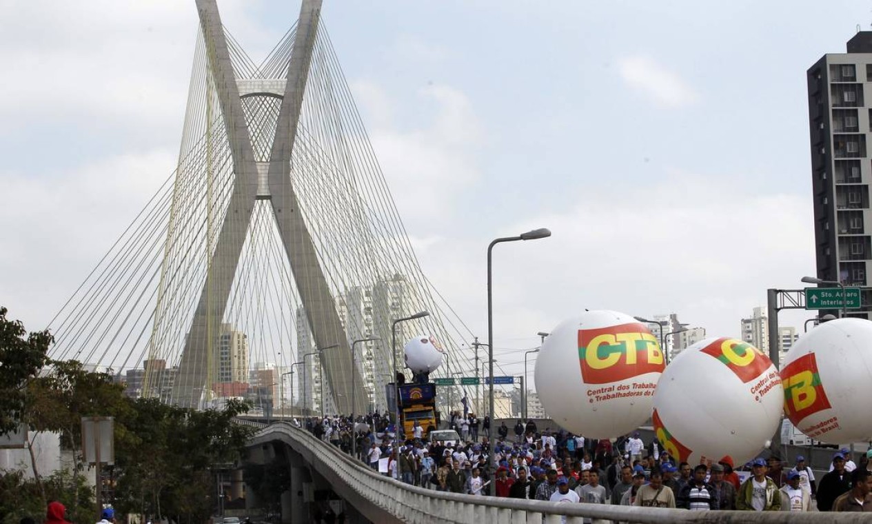 Uma multidão atravessa a Ponte Estaiada Foto: Eliaria Andrade / Agência O Globo