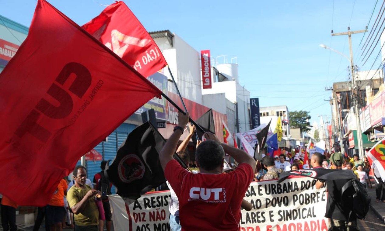 Sindicalistas levam 5 mil pessoas ao Centro de Teresina Foto: Efrém Ribeiro / O Globo