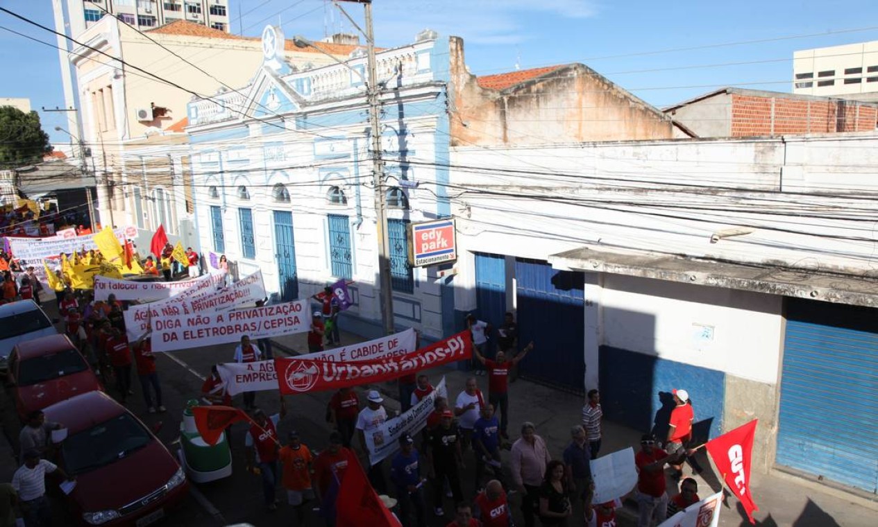 Centrais sindicais participam de caminhado em Teresina, Piauí Foto: Efrém Ribeiro / O Globo