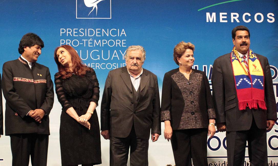 
Os presidentes Morales, Cristina, Mujica, Dilma e Maduro na reunião do Mercosul, no Uruguai: cobrança de explicações sobre restrições a voo boliviano
Foto: REUTERS