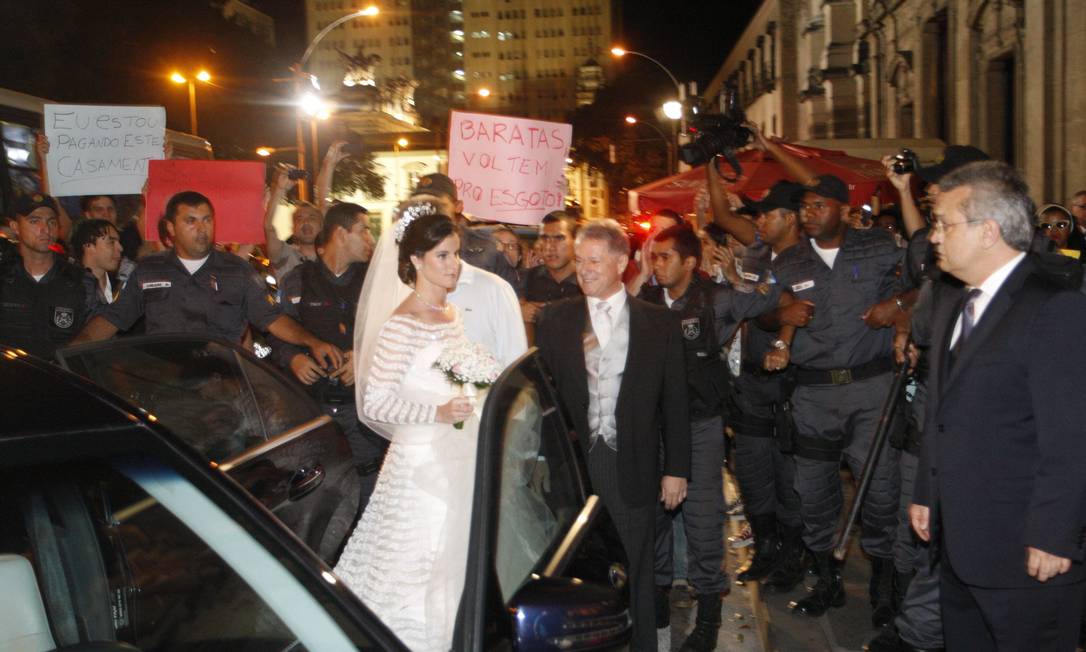 
Manifestação em frente à Igreja do Carmo, onde é realizado o casamento de neta de empresário Jacob Barata
Foto: Marcos Tristão / O Globo