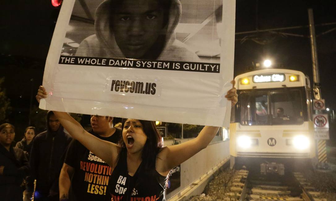 
Manifestante bloqueia uma linha de trem em Los Angeles durante protesto em apoio ao jovem morto Trayvon Martin
Foto: JASON REDMOND / REUTERS