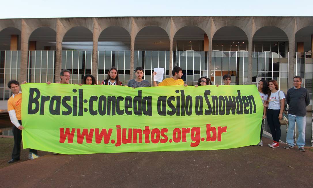 
Manifestação convocada pelo movimento Juntos! para exigir que o Brasil aprecie o pedido de asilo político do ex-agente da CIA, Edward Snowden, em frente ao Palácio do Itamaraty
Foto: Ailton de Freitas / Agência O Globo