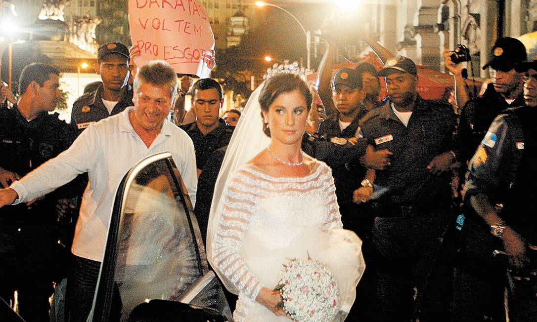 
Noiva chega para cerimônia no sábado -
Foto: Marcos Tristão / Agência O Globo