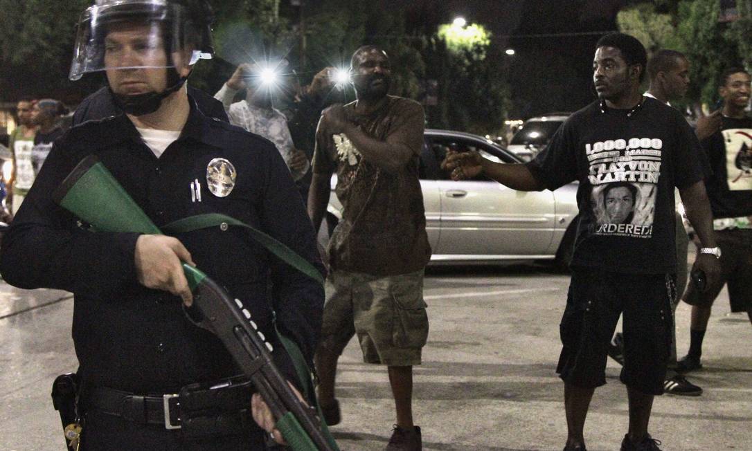
Policial patrulha Los Angeles durante protestos ocorridos contra a absolvição de ex-vigia que matou adolescente negro
Foto: JONATHAN ALCORN / REUTERS
