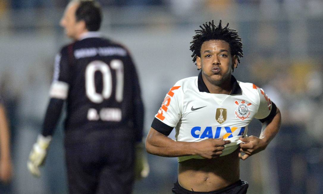 Romarinho comemora o gol que abriu o placar contra o São Paulo, no Pacaembu Foto: NELSON ALMEIDA / AFP