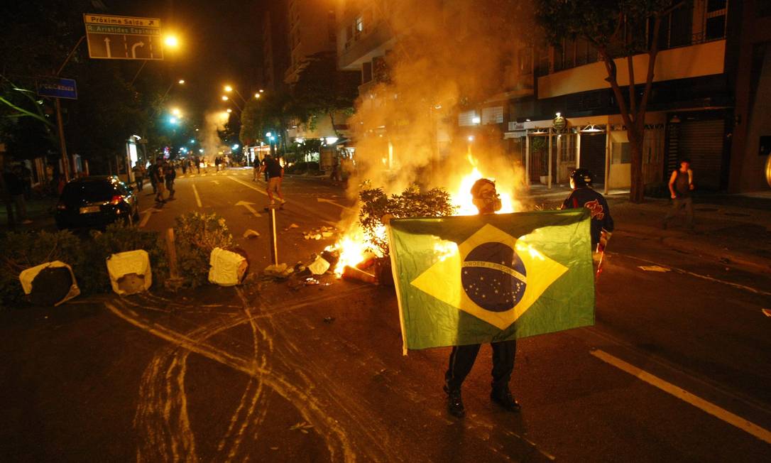 Manifestantes fazem barricadas e fecham a Avenida Ataulfo de Paiva, no Leblon Foto: Marcelo Carnaval / Agência O Globo