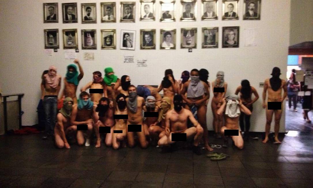 
Manifestantes sem roupas em foto tirada num dos salões da Câmara Municipal de Porto Alegre
Foto: Reprodução Facebook