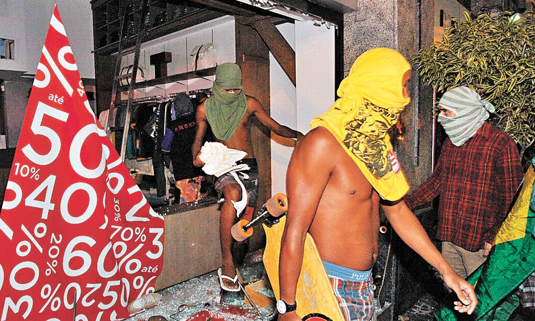 
Loja saqueada no Leblon: maioria dos manifestantes se opõe a atos criminosos, diz Baía -
Foto: Marcelo Carnaval / Agência O Globo