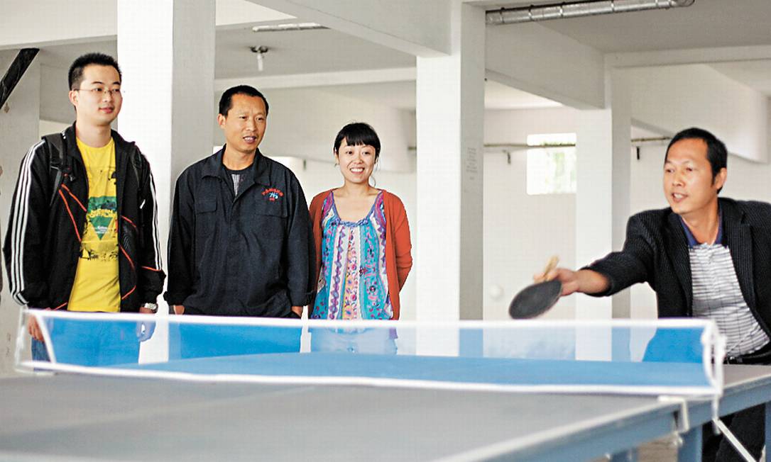 
Zhang Zhuxin, ao centro, acompanha a partida de ping e pong dos colegas que trabalham em projeto da CSN, em Volta Redonda
Foto: FOTO: Pedro Kirilos