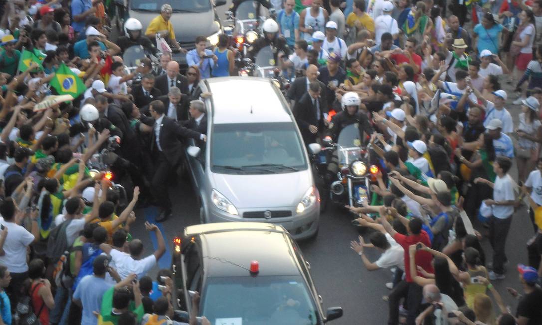 Confusão na chegada do Papa ao Rio, na Avenida Presidente Vargas Foto: Stefano Sales / Agência O Globo