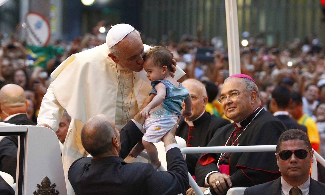 
Papa Francisco beija uma criança durante sua passagem perto da Catedral Metropolitana
Foto:
Pablo Jacob
/
Agência O Globo
