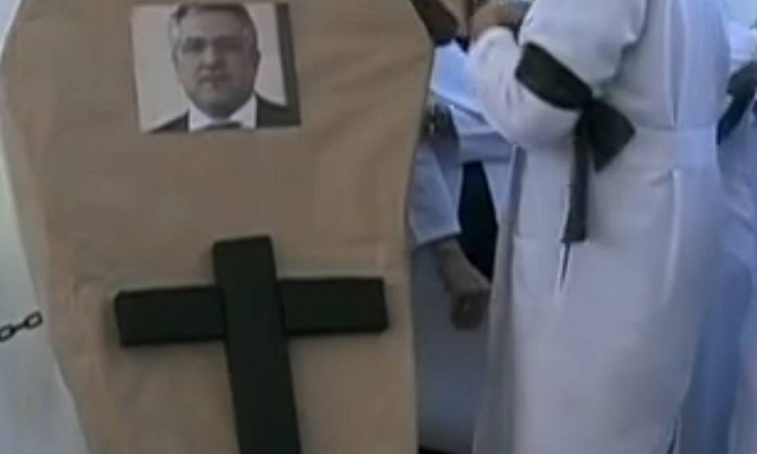 
Em Recife, médicos fizeram o enterro simbólico do ministro da Saúde, Alexandre Padilha, em frente ao Hospital da Restauração
Foto: Reprodução