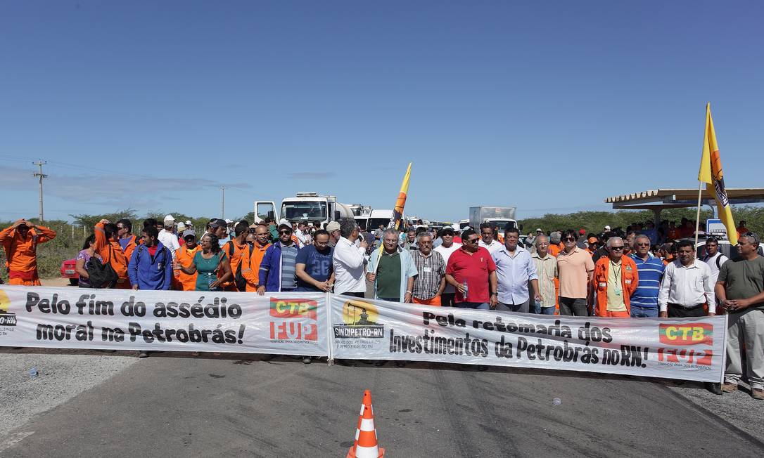 
Manifestação bloqueou a BR-110 por quatro horas, impedindo trânsito entre as cidades de Mossoró e Areia Branca no Rio Grande do Norte
Foto: Hans von Manteuffel / Agência O Globo
