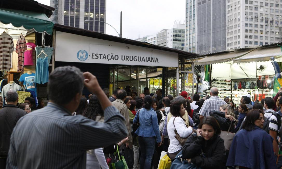 Confusão na porta da estação Uruguaiana do metrô, que ficou parada devido a um problema de fornecimento de energia Foto: Eduardo Naddar / Agência O Globo