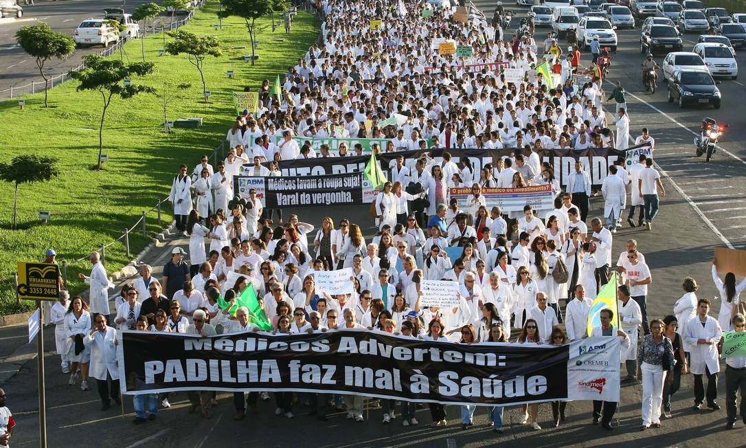 
Em Salvador, cerca de 500 médicos realizaram uma caminhada contra importação de profissionais estrangeiros Foto: Terceiro / Fernando Amorim/A Tarde