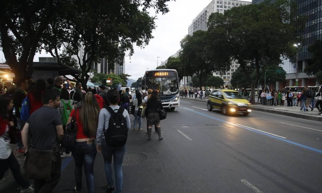 
Peregrinos tentam pegar ônibus no Centro do Rio após pane no metrô na tarde de terça-feira -
Foto: Eduardo Naddar / Agência O Globo