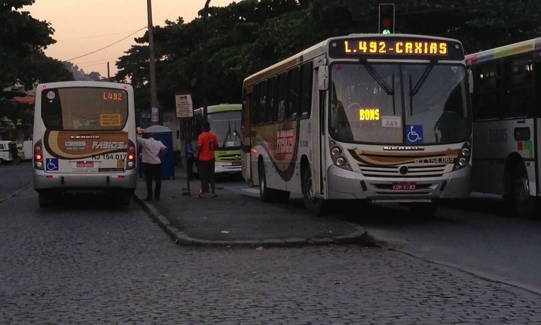 O PARADOXO DO PONTO DE ÔNIBUS 🚍Em uma linha de ônibus que passa