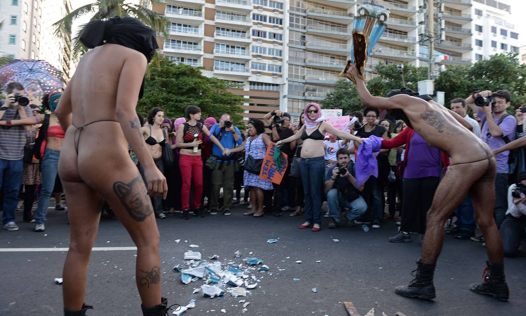 Grupo protesta contra a Igreja quebrando imagens sacras Foto: Marcelo Tasso / AFP