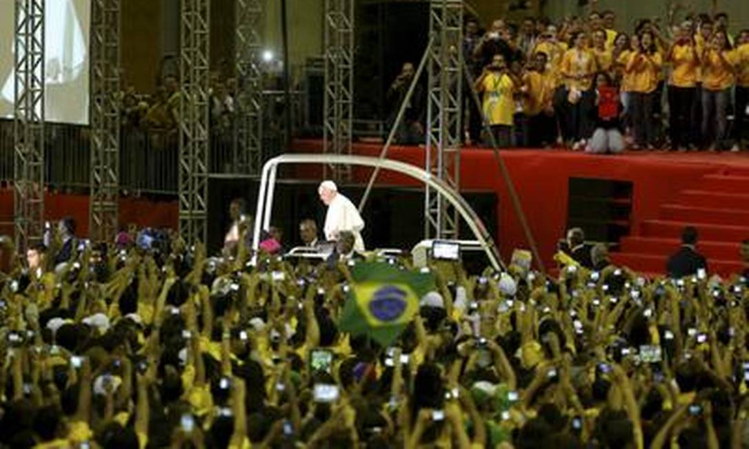 
Papa Francisco é recebido por voluntários da JMJ no Riocentro
Foto: Mônica Imbuzeiro / Agência O Globo