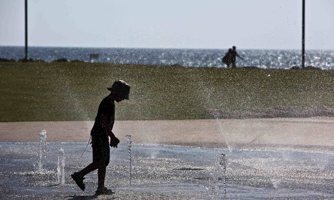 
Menino israelense brinca com água em fonte próxima à costa do Mar Mediterrâneo, em Tel Aviv. Mais uma tentativa de paz
Foto: NIR ELIAS / Reuters