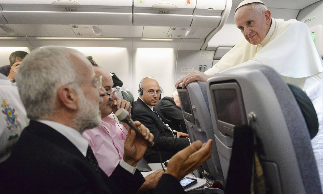 Papa conversa com jornalistas no avião que o levou a Roma Foto: Luca Zennaro / Reuters