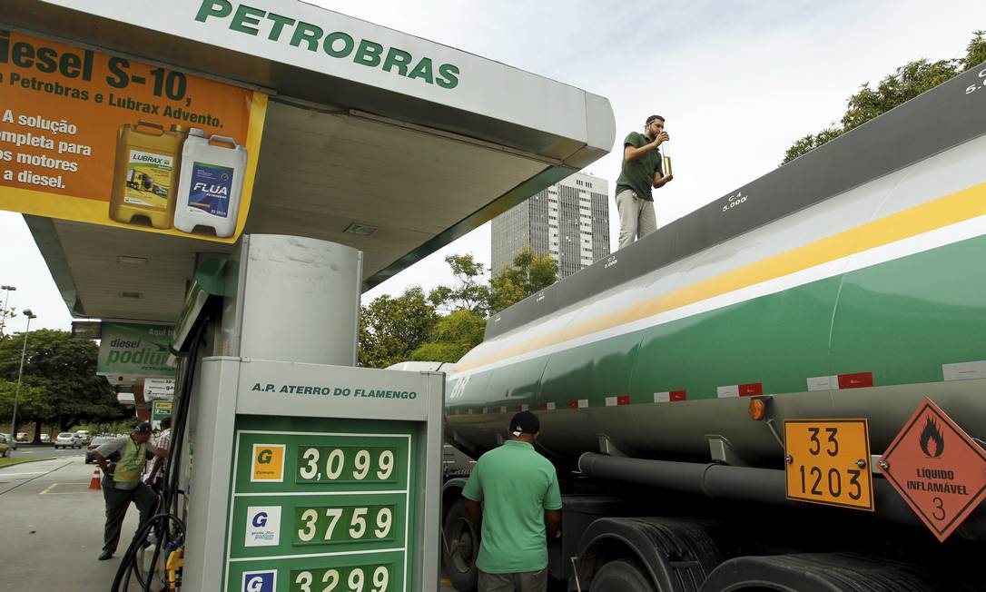 Gasolina vai ficar mais cara ainda este ano. Governo estuda parcelar o reajuste para evitar impacto na inflação
Foto: Gabriel de Paiva / Agência O Globo