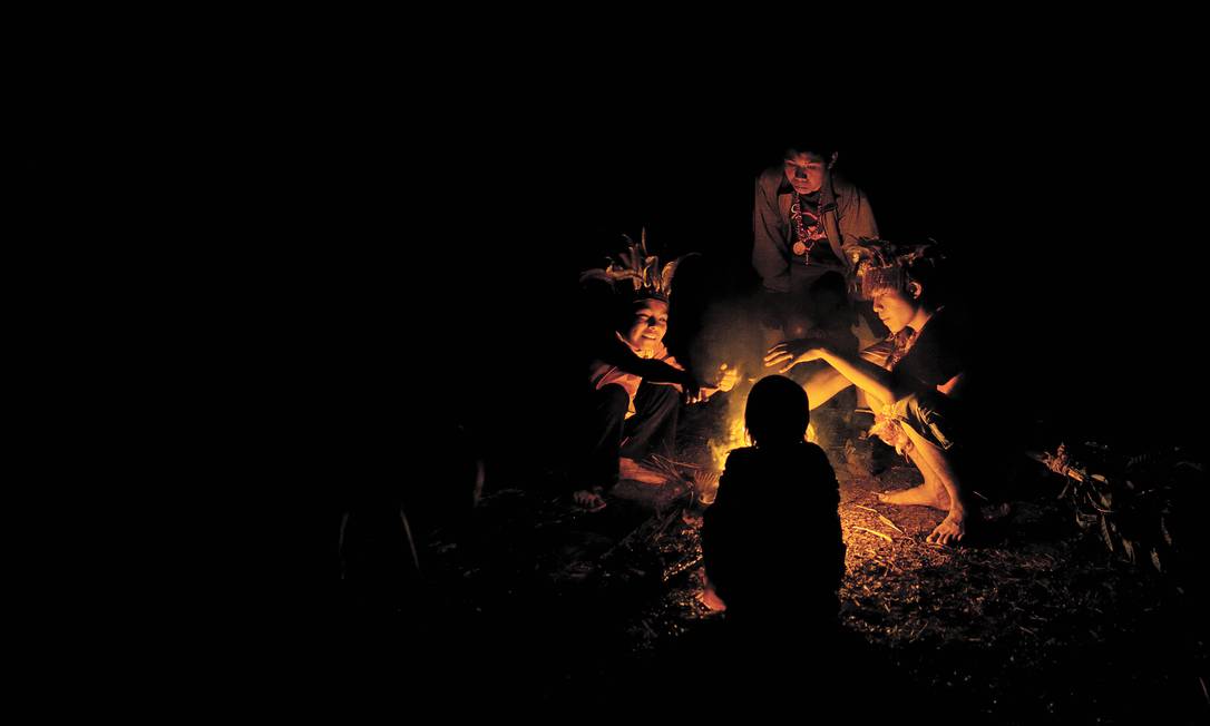 
Jovens índios guarani ficam em volta de uma fogueira em Aral Moreira, no Mato Grosso do Sul
Foto: Maurício Lima/New York Times