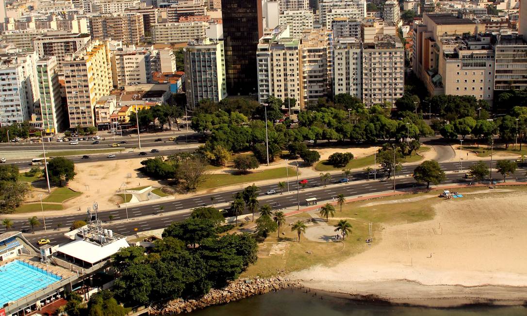 
Vista panorâmica da Praia de Botafogo denuncia poluição carregada pelos rios Banana Podre e Berquó -
Foto: Custódio Coimbra