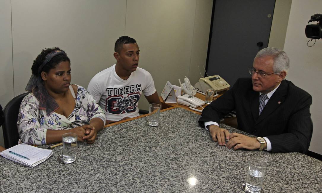 
Familiares do Pedreiro Amarildo de Souza se reuniram com promotores de Justiça e o delegado Rivaldo Barbosa, no Ministério Público do Rio -
Foto: Urbano Erbiste / Agência O Globo
