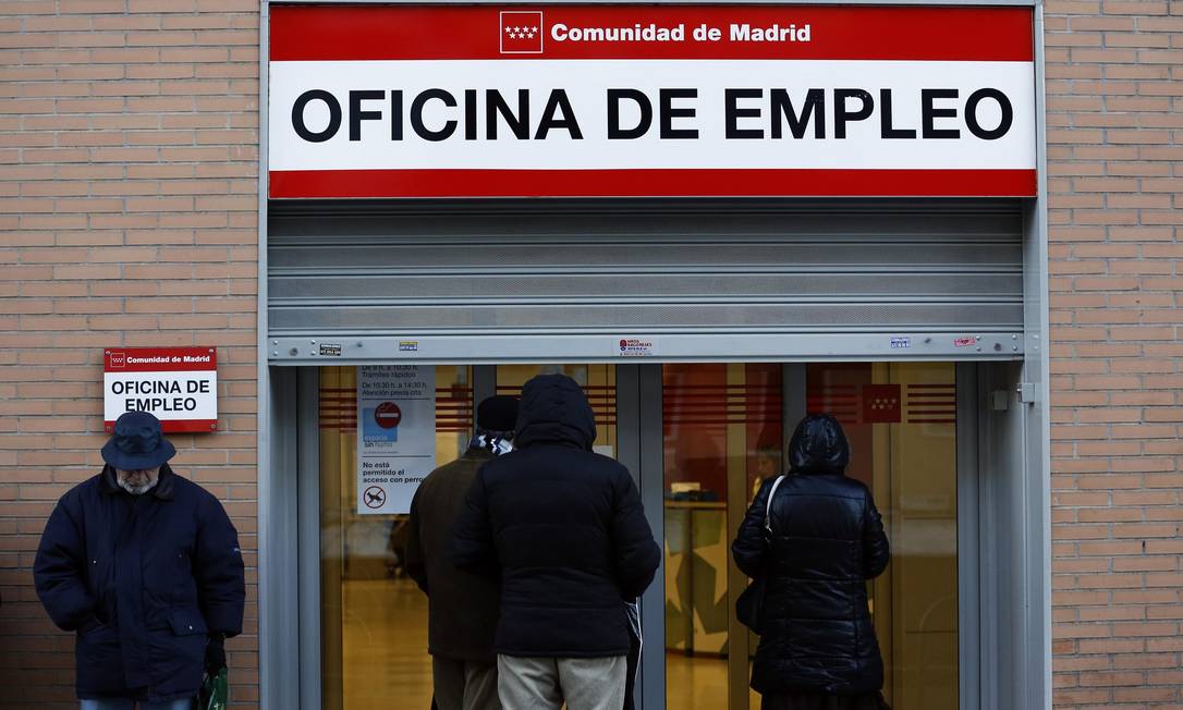 
Espanhóis aguardam na fila de uma agência governamental de trabalho: taxa de desemprego está nos níveis mais altos desde que começou a ser medida, na década de 1970
Foto: SERGIO PEREZ / REUTERS