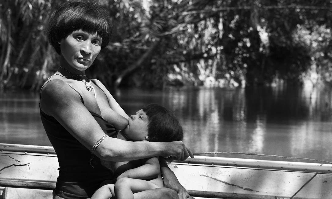 
Índia Awá amamenta seu filho recém-nascido enquanto pesca no rio Caru
Foto: © Sebastião Salgado/Amazonas Images / O Globo