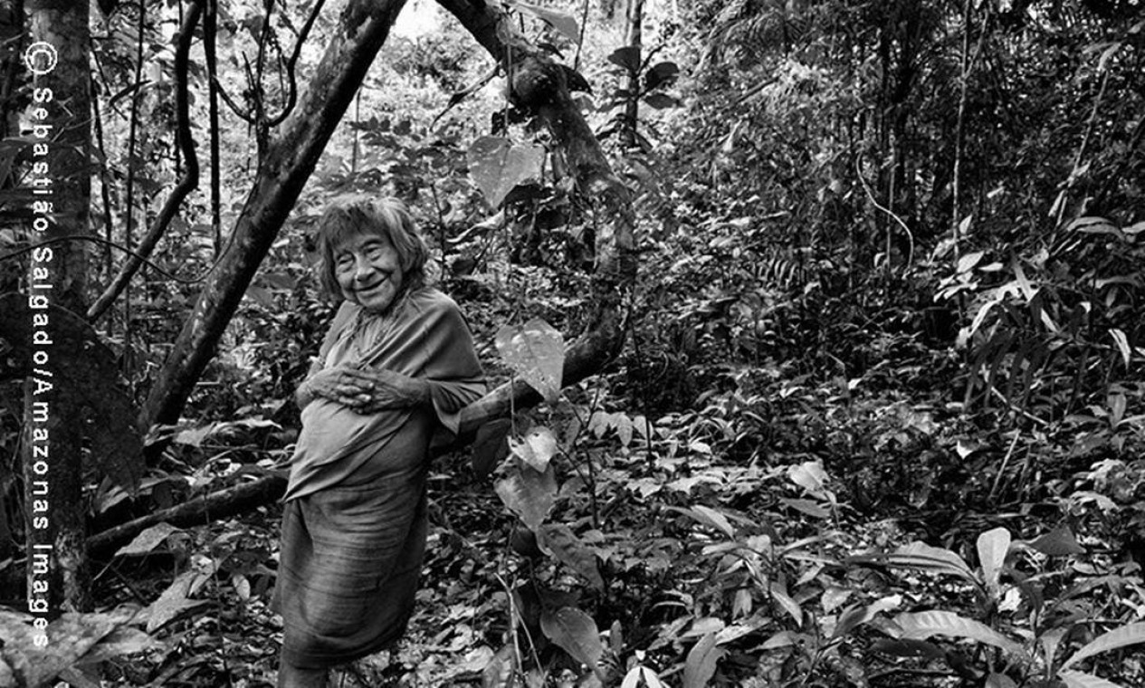 Amerytxia é a anciã da comunidade Awá. Ela decidiu viver sozinha na floresta, distante da Aldeia Juriti, com apenas uma rede e uma fogueira
