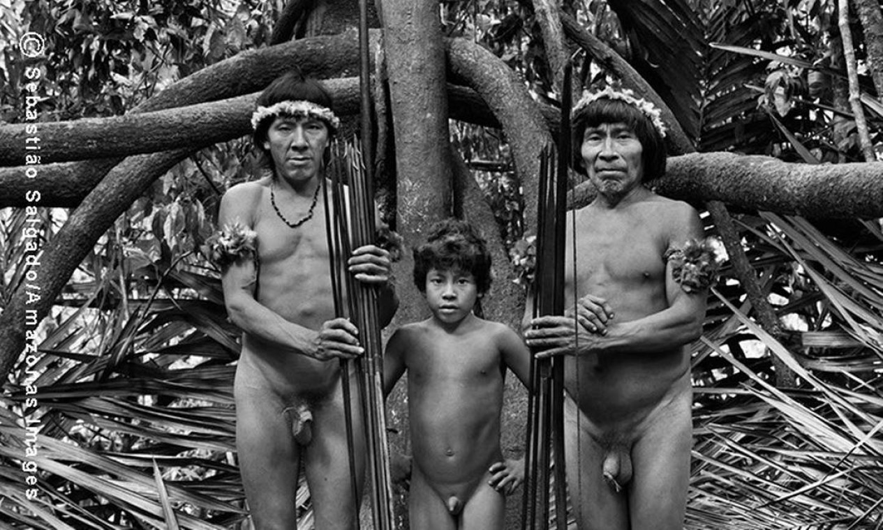 Da esquerda para a direita Juritximitan, Makoeri (criança) e Muturuhum próximo ao acampamento de caça