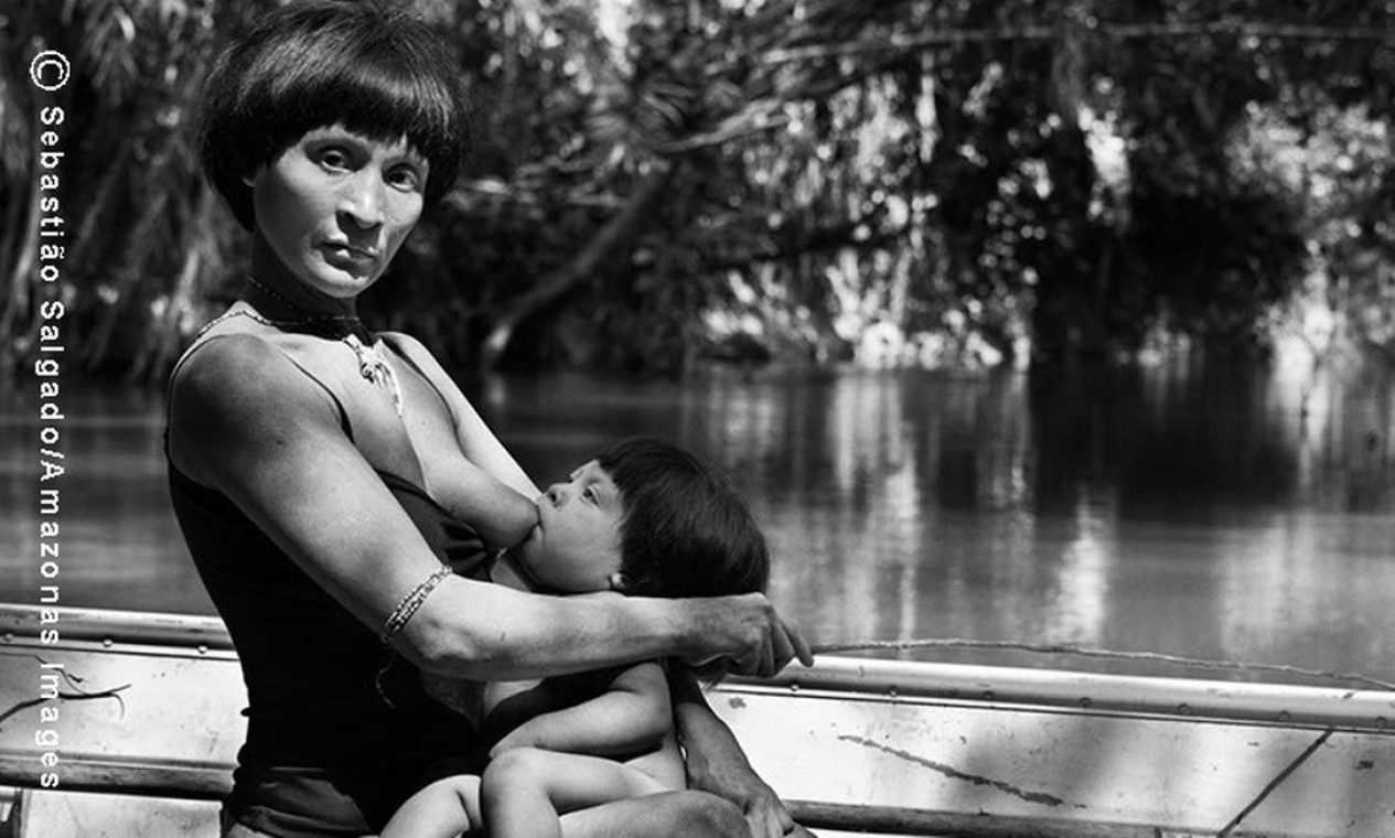 Enquanto pesca no rio Caru, a índia Coina amamenta seu filho recém-nascido, o quinto da prole