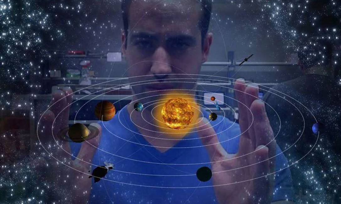 
Com as mãos, usuário manipula o sistema solar
Foto: Divulgação