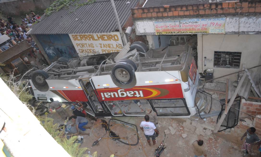 ri - Rio,07/08/2013, Acidente com ônibus - ônibus cai de viaduto em Itaguai. Foto: Carlos Roberto / Jornal Atual Foto: Terceiro / Agência O Globo